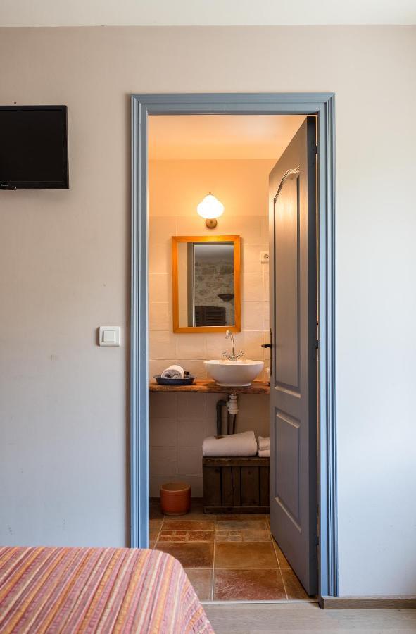 Saint-Étienne-du-Grès Hotel Mas Vidau Porte Des Alpilles מראה חיצוני תמונה