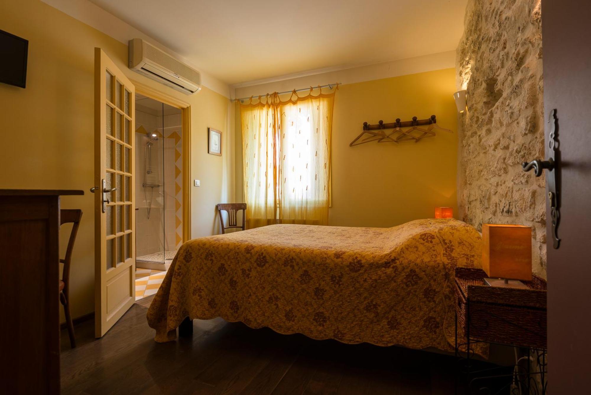 Saint-Étienne-du-Grès Hotel Mas Vidau Porte Des Alpilles מראה חיצוני תמונה